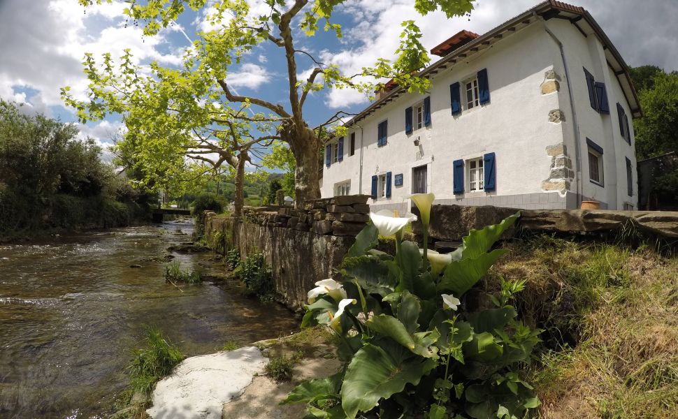 Ancienne Auberge du XVIII eme siècle aux pieds des Pyrenées Atlantiques